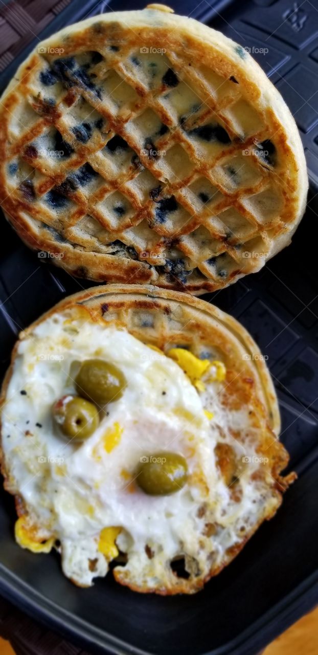@kelloggsus #kelloggs #Breakfast #déjeuner 
1) warm up #kelloggseggowaffles in oven/ in hot pan on #stove /prepare your #waffles
2) fry poached #egg with stuffed #greenolives & place on one #waffle
3) place another waffle over the Previous.
#Food