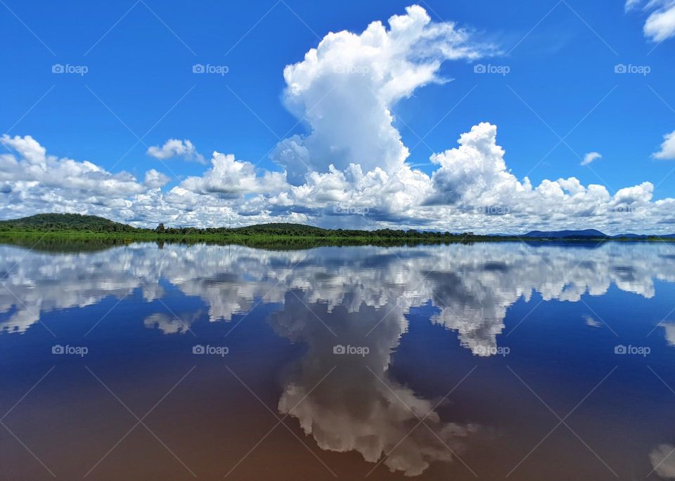 Pantanal, paisagem refletida no azul de suas águas.