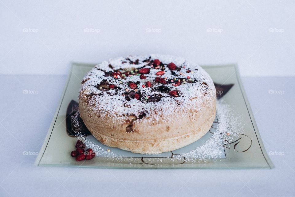 pie on a plate, cake with berries