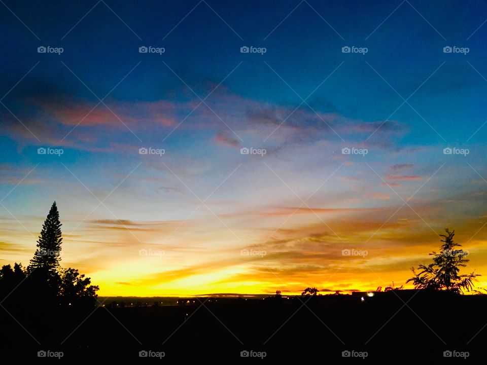 🌅Despertando a bela manhã, ó Terra querida #Jundiaí. 
Que a jornada possa valer a pena!
🍃
#sol #sun #sky #céu #photo #nature #morning #alvorada #natureza #horizonte #fotografia #pictureoftheday #paisagem #inspiração #amanhecer #mobgraphy #mobgrafia