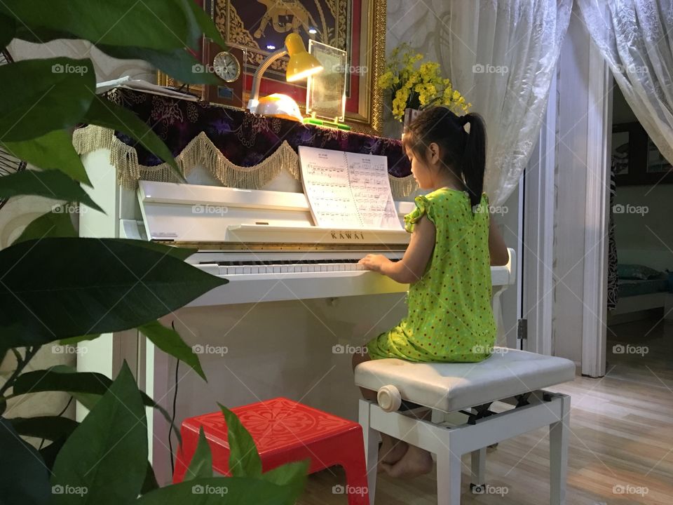 Girl play piano