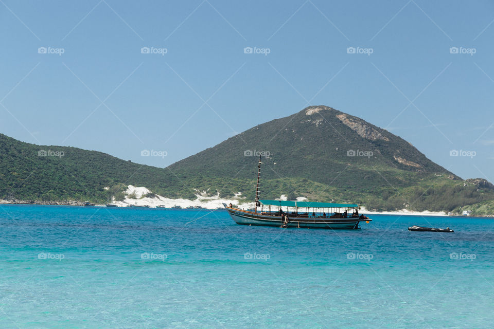 Praia com paisagem linda e fantástica no Brasil, na região do Lagos no Rio de Janeiro, em Arraial do Cabo. Uma ilha incrível de conhecer!