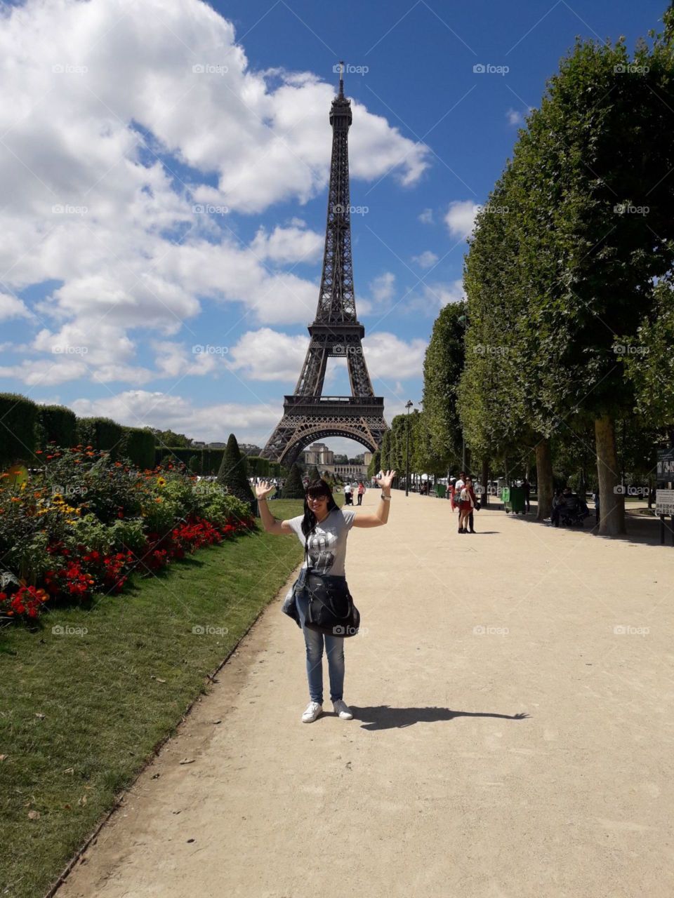 levanta la torre Eiffel en un viaje a Paris