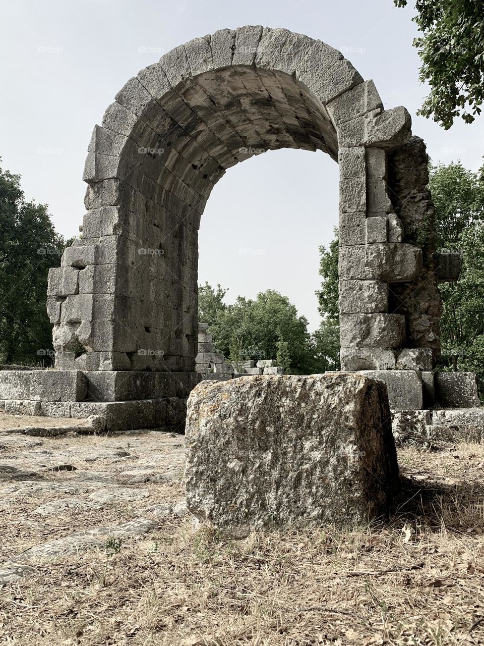 ancient Roman gate crossed by the Via Flaminia in Carsulae