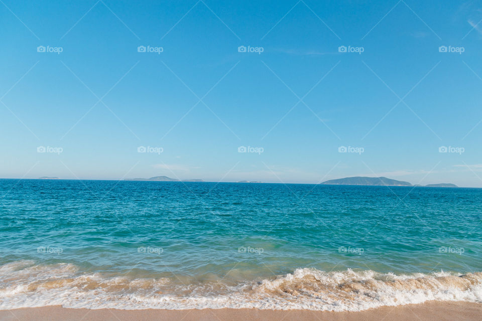 Praia com paisagem linda e fantástica no Brasil, na região do Lagos no Rio de Janeiro, em Búzios. Uma ilha incrível de conhecer!