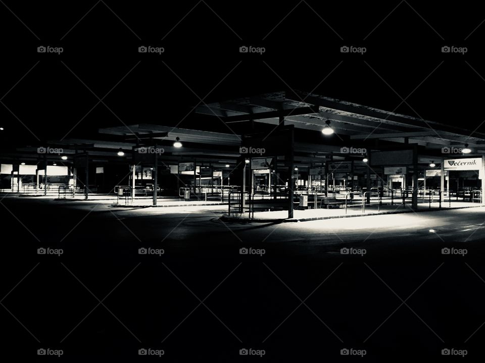 Silence and loneliness. This makes it possible to describe the atmosphere of a bus station at a time when most people are asleep.