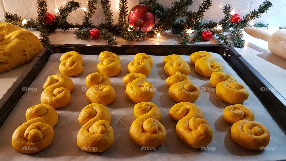 Baking saffron buns for Christmas - Baka saffran lussekatter till jul 