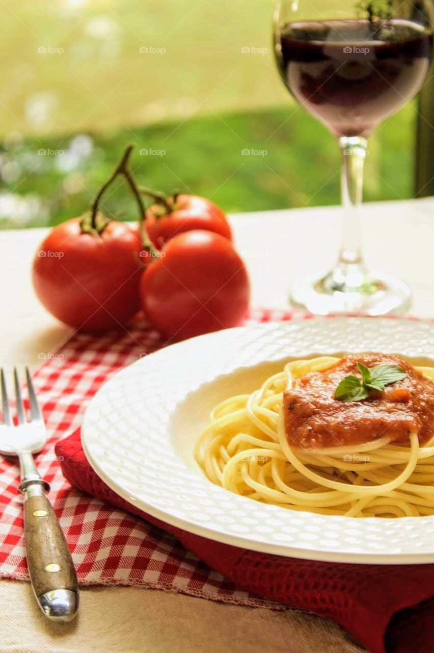 Spaghetti ao sugo and red wine 