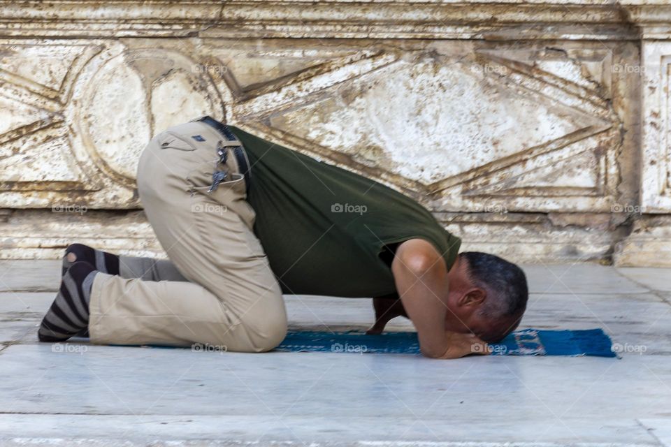 Humble man devoting to Alah praying muçulmano