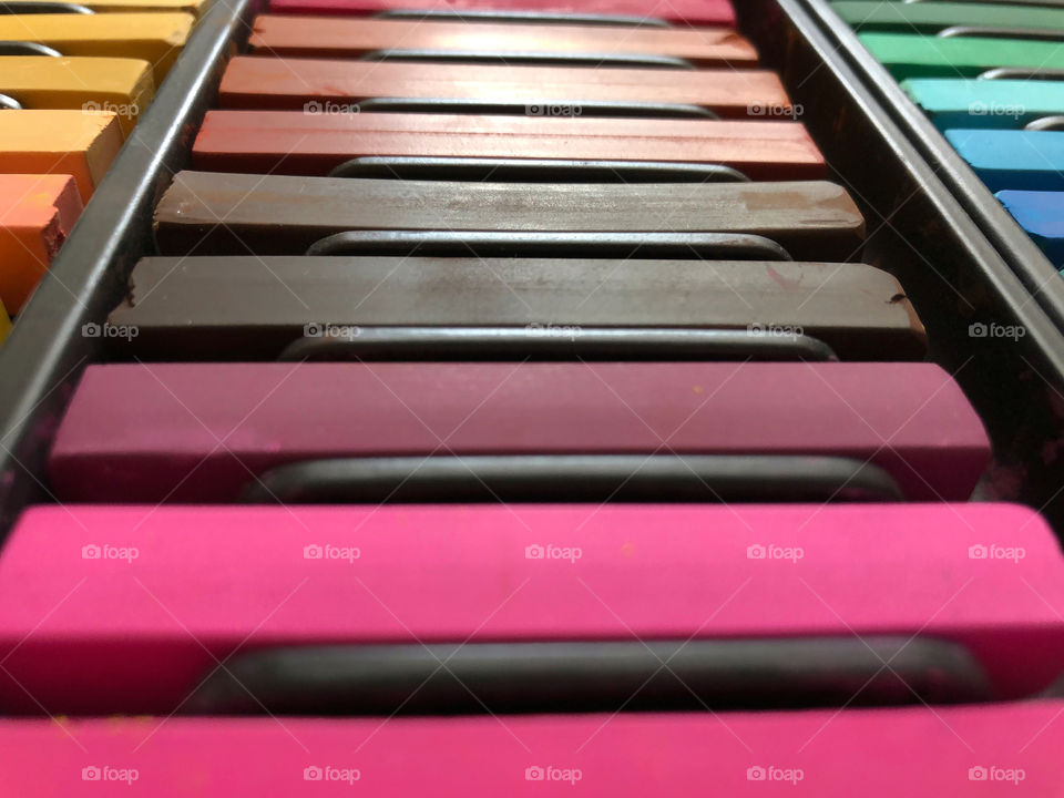 multicolored crayons for drawing