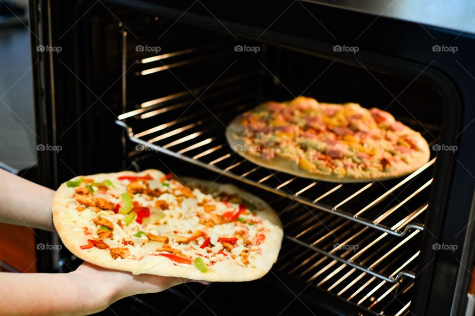 Cooking pizza 