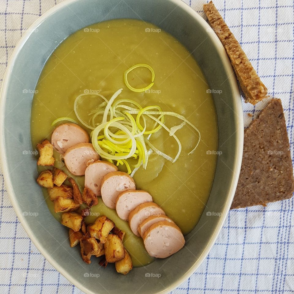vegan green soup, made with splitpeas and served with ryebread, smoked tofu and vegan sausage.
