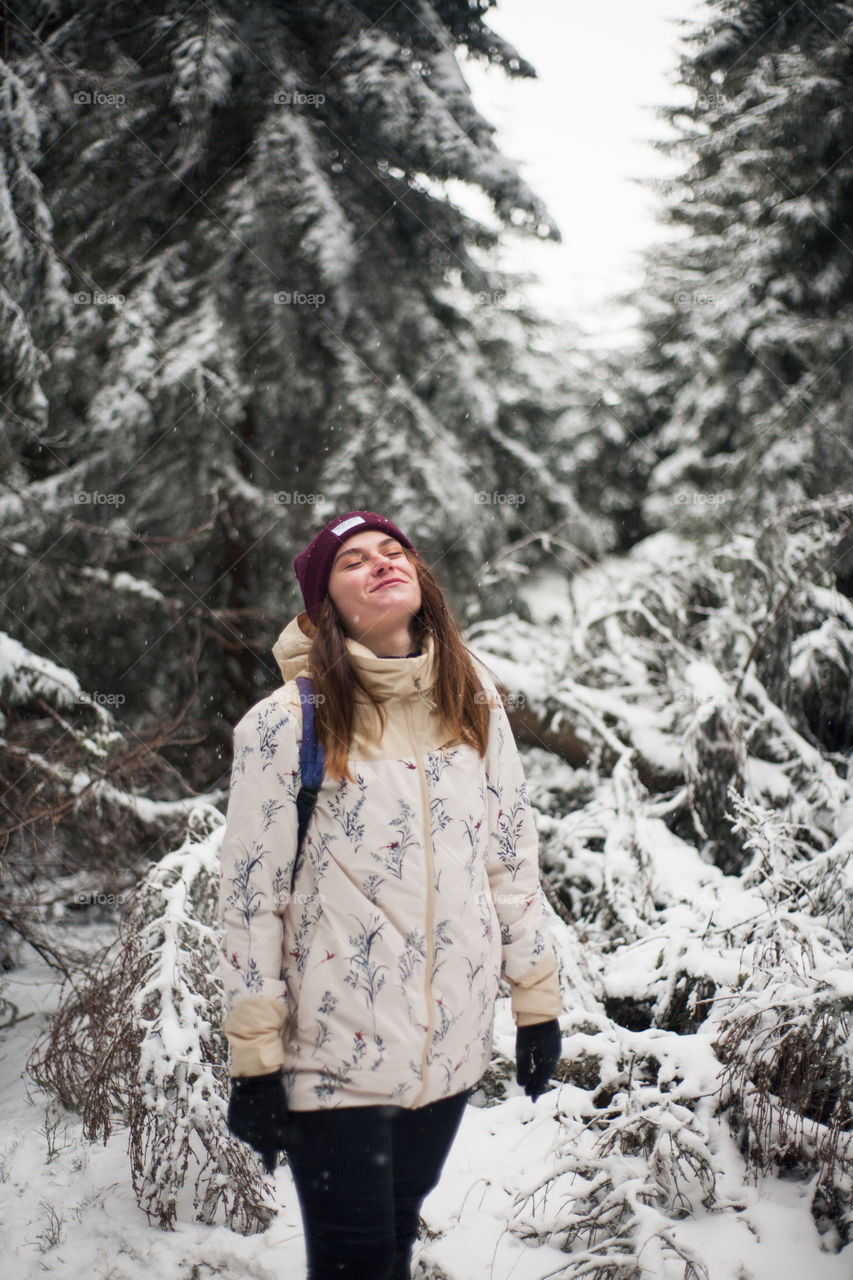 woman enjoying the snow în the mountains
