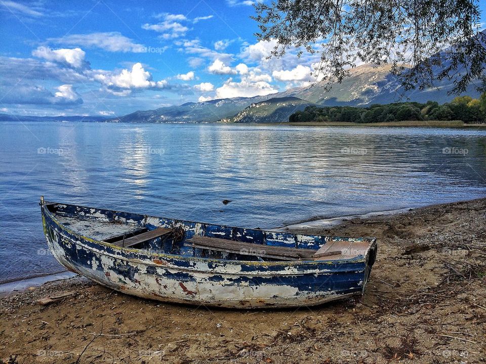 Abandoned boat on the lake