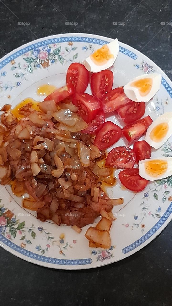 Fleisch mit Tomaten und Ei