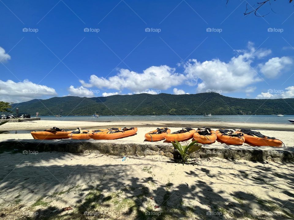 Caiques na areia, na no início da trilha para o Pão de Açúcar. Todos à espera da próxima expedição pelas águas de Paraty, Rio de Janeiro - Brasil. 