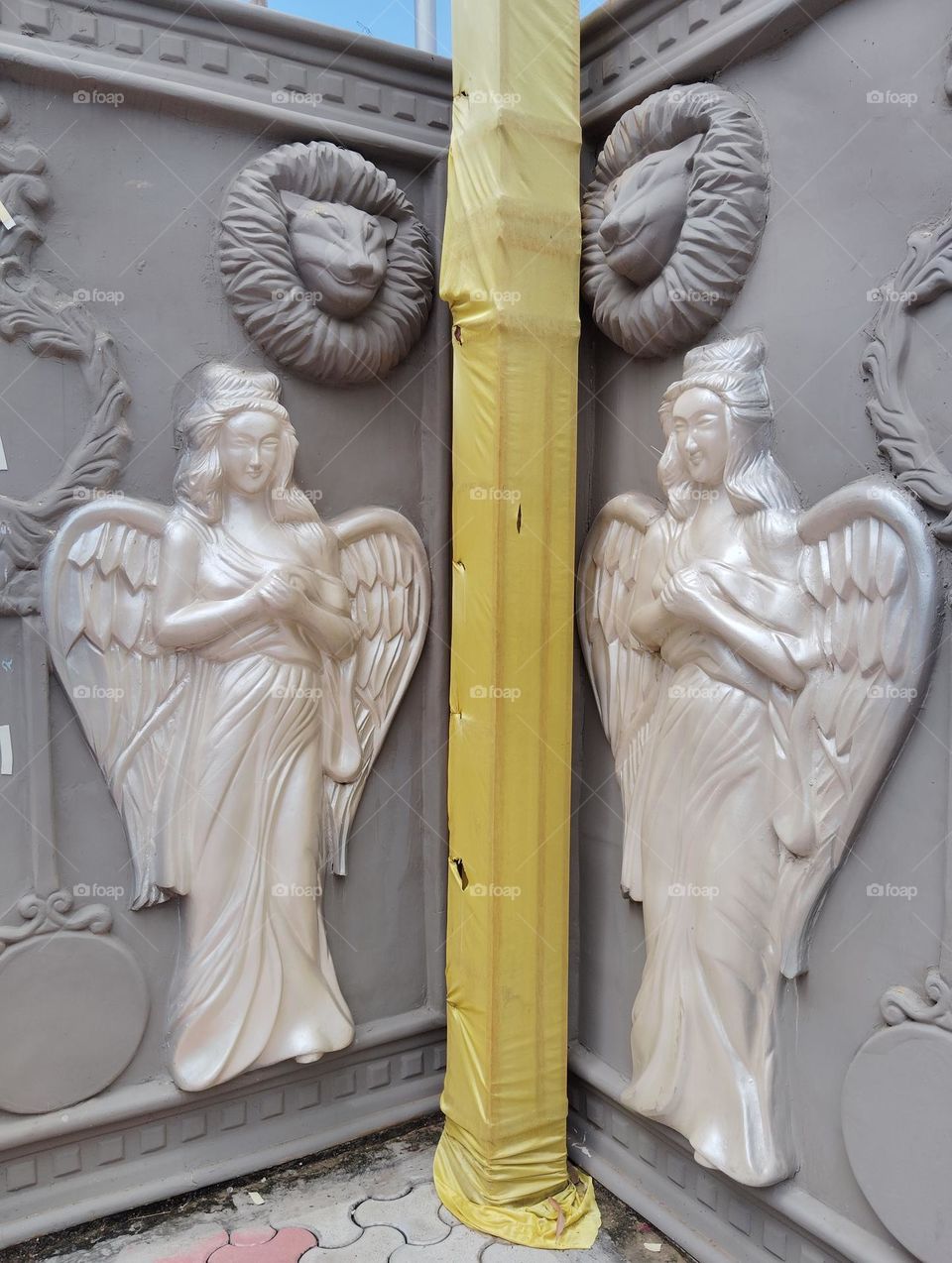 decorative welcome items for marriage place, standing statue of women showing welcome to gathering