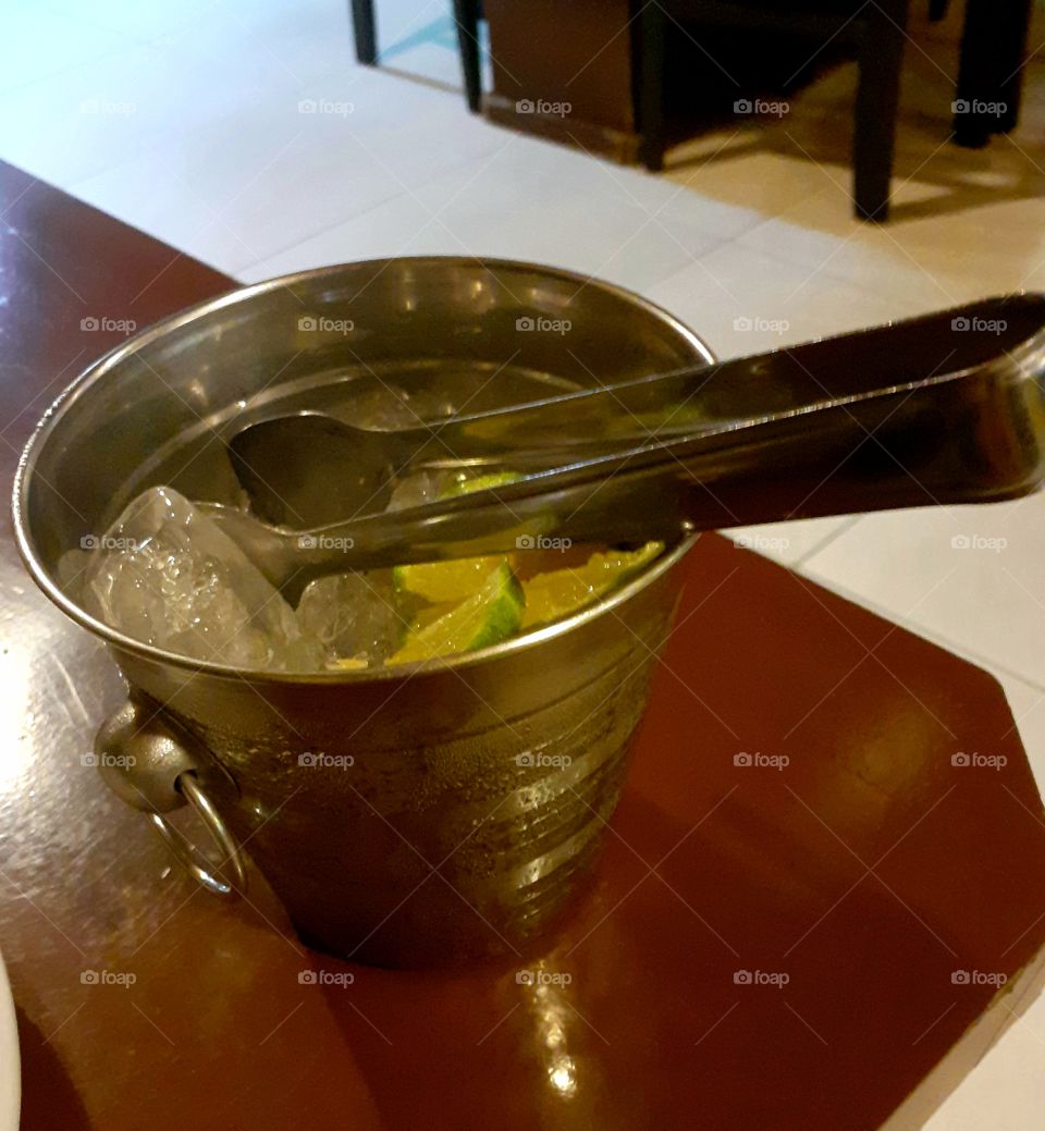 Balde de gelo e limão.