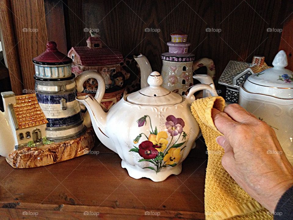 Dusting tea pots