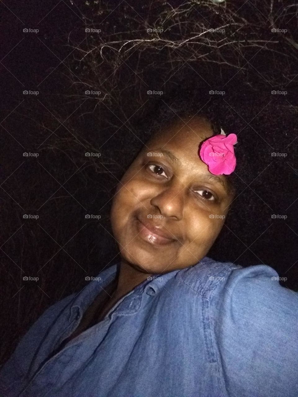 Still at the park 🏞️ posing for you. How you doing 😁?