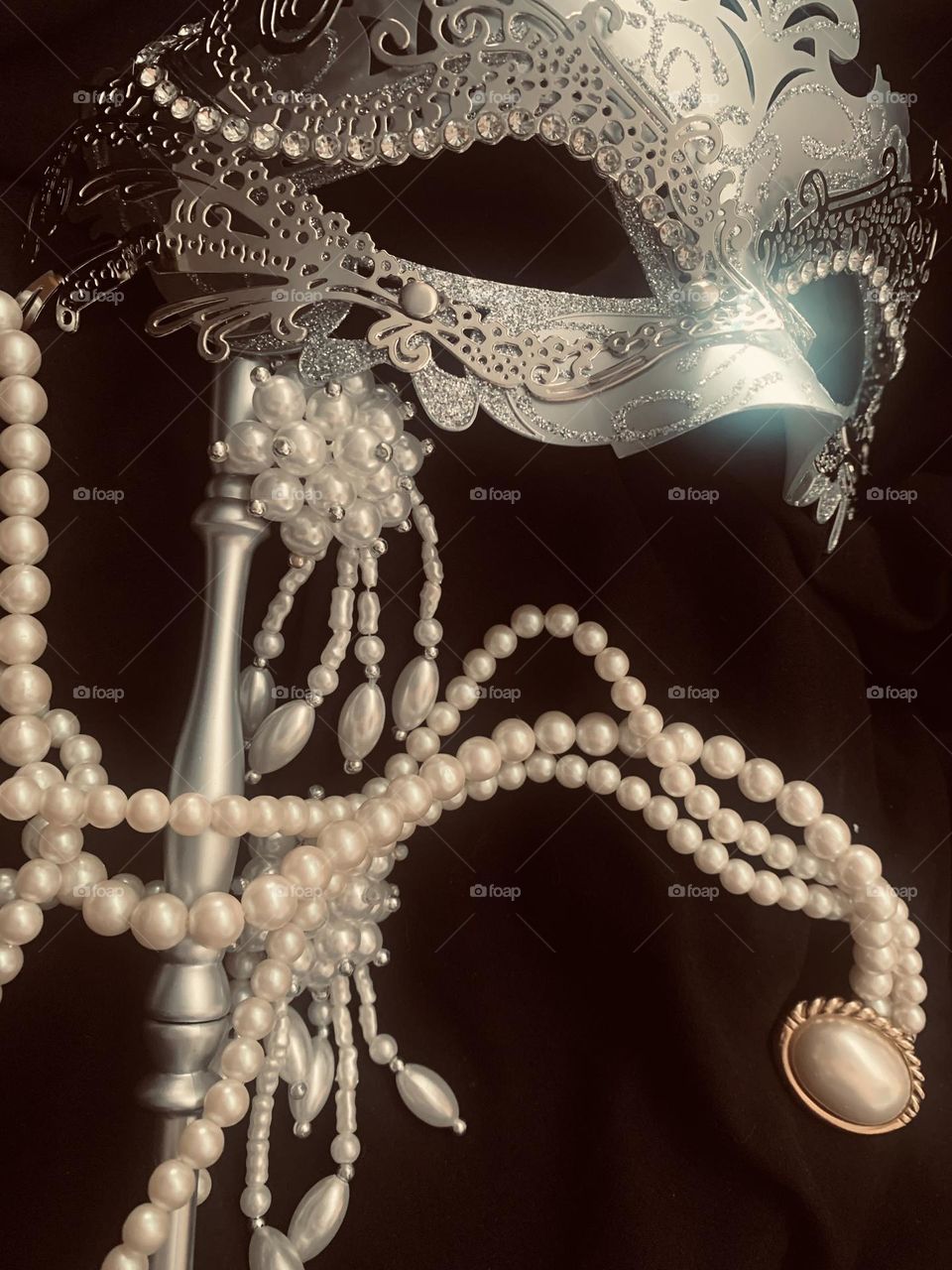 Vintage feel mascarade mask with pearls