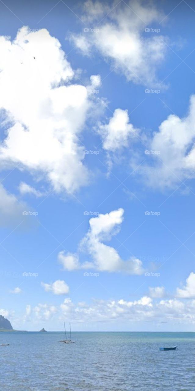 Mặt biển trong xanh.