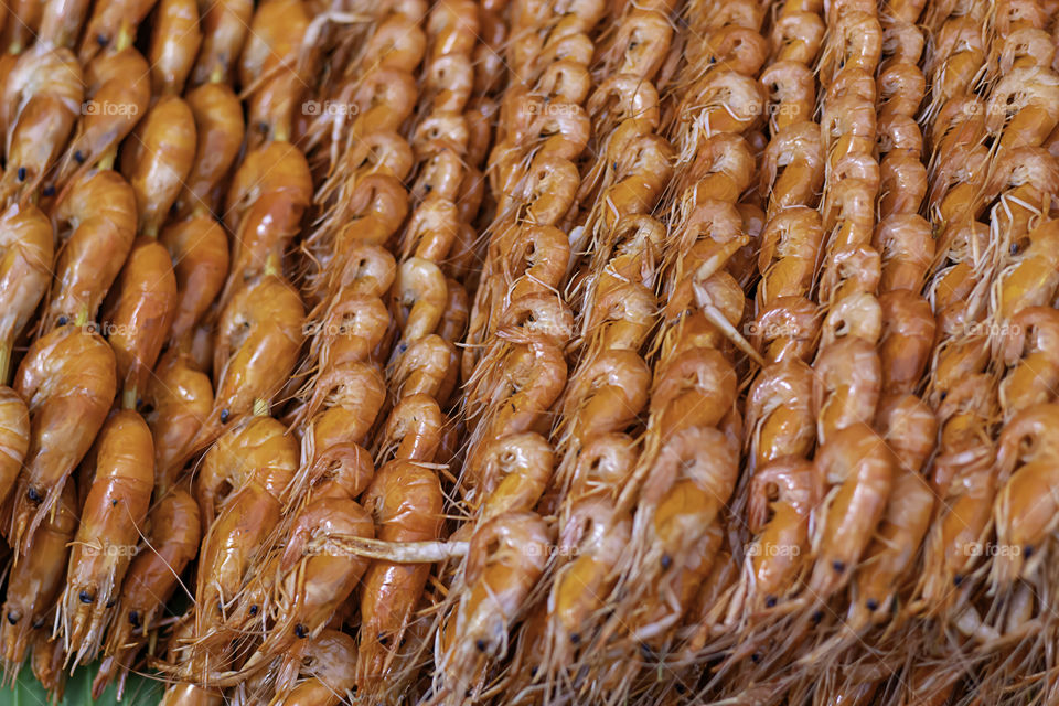 Small shrimp grilled Arranged in a row.