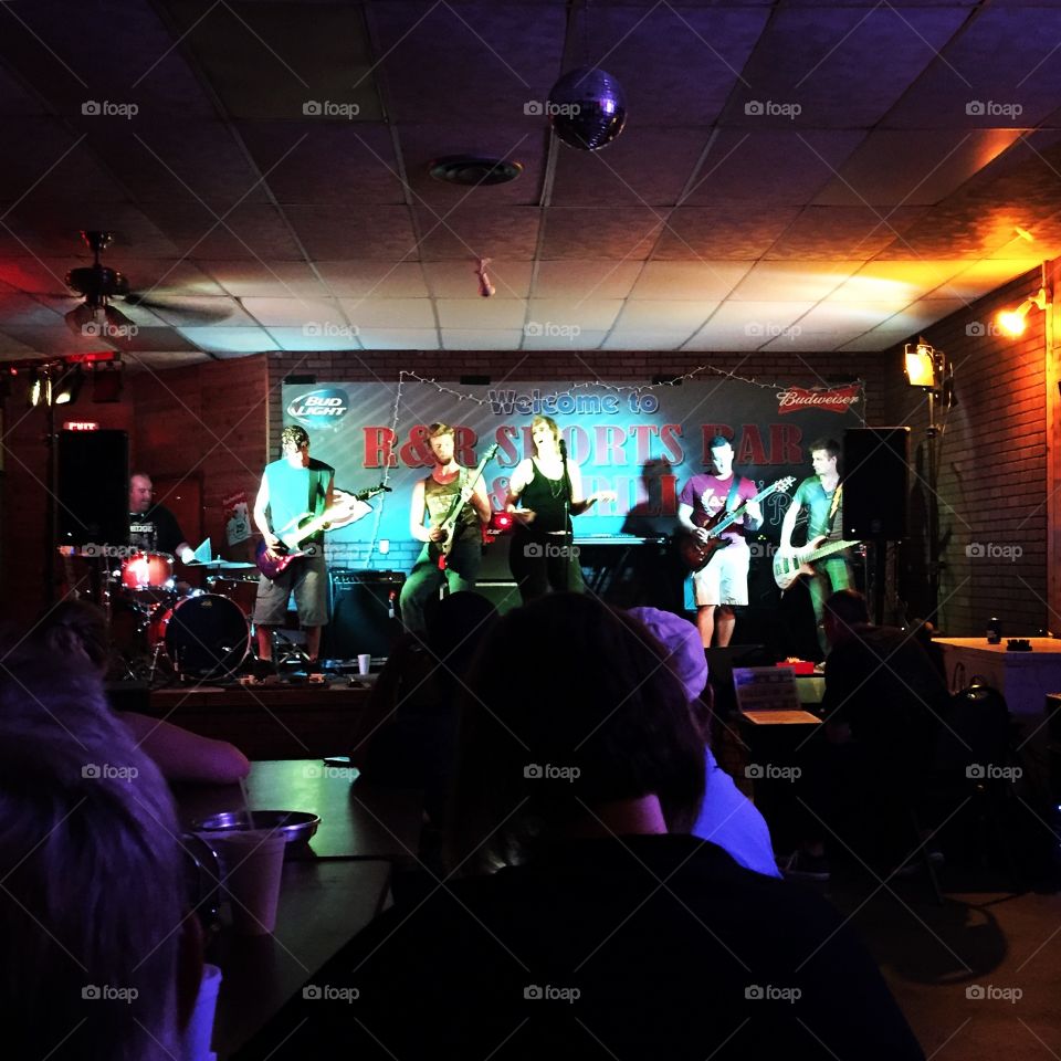A cover band plays in Higbee, Missouri.
