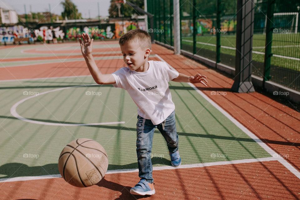 Small boy playing basketball
