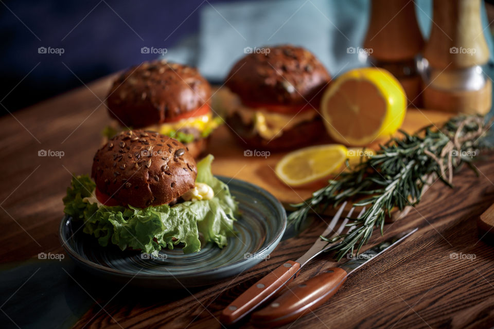 Classic burger with grain bread 