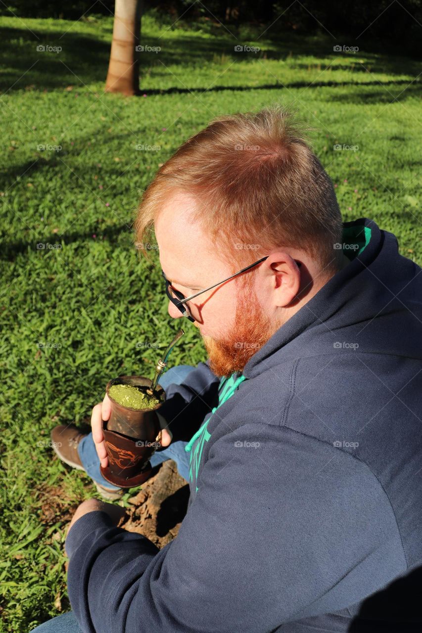 Homem tomando chimarrão