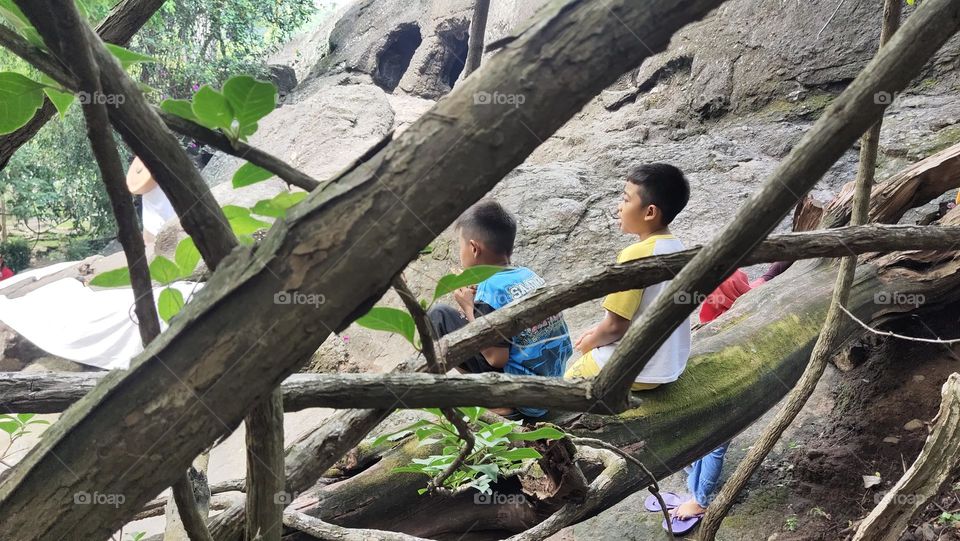 dua penonton anak kecil