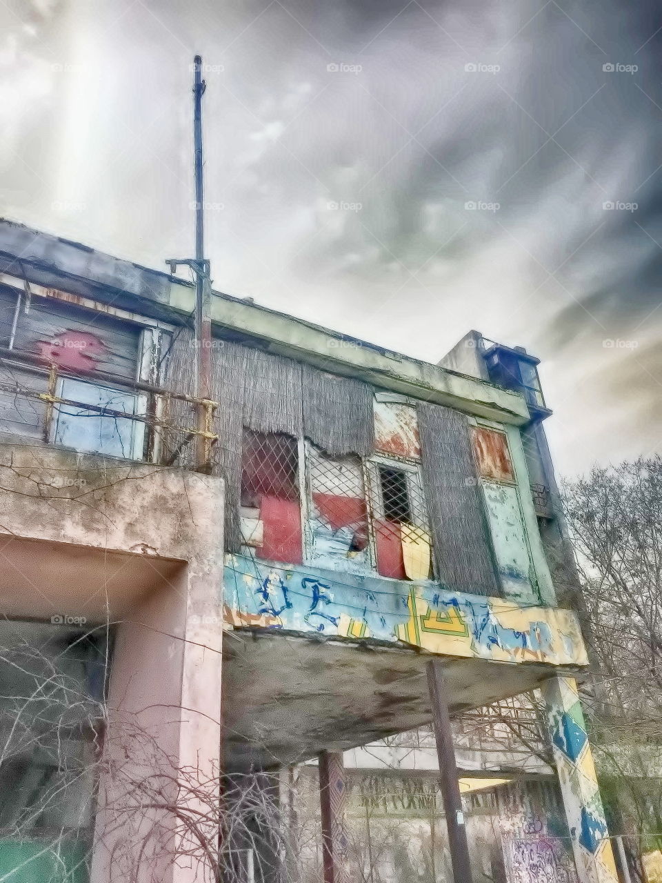 A strange paints mix on the shore...