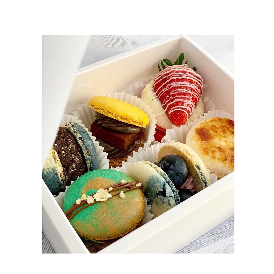 Box of 6 yummy fat macarons with generous fillings in creme brûlée, dark chocolate, Oreo, Nutella matcha, blueberry abs strawberry cheesecake flavors
