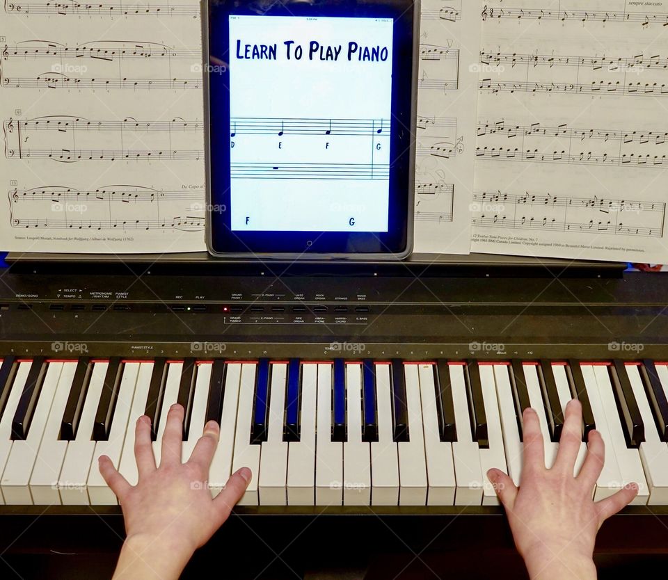 Learning to play piano from online program + sheet music - New Years resolution