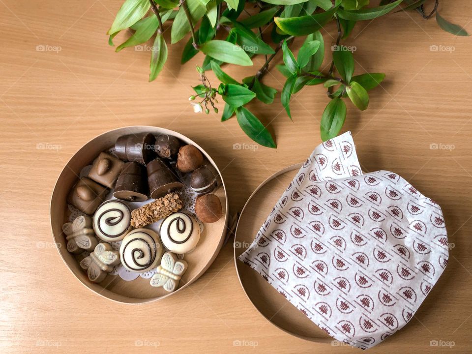 Chocolate candies in wooden circle box