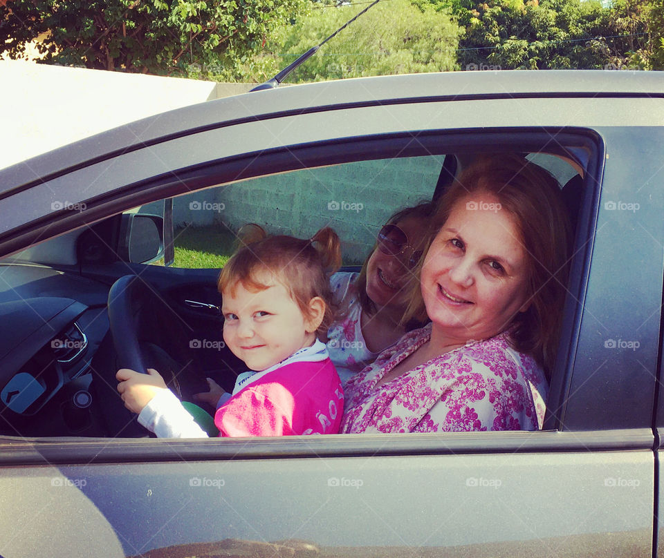 One of the things we most enjoy doing is driving!  With family, it is even more enjoyable to drive. / Uma das coisas que mais gostamos de fazer é dirigir! Em família, é ainda mais gostos passear de carro.