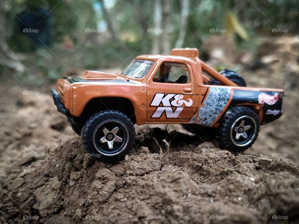 An '87 Dodge D100 mini truck is on an adventure in badlands.  Diecast photography using hotwheels products. It's beautiful, isn't it?  What do you think? Write on the coments form.