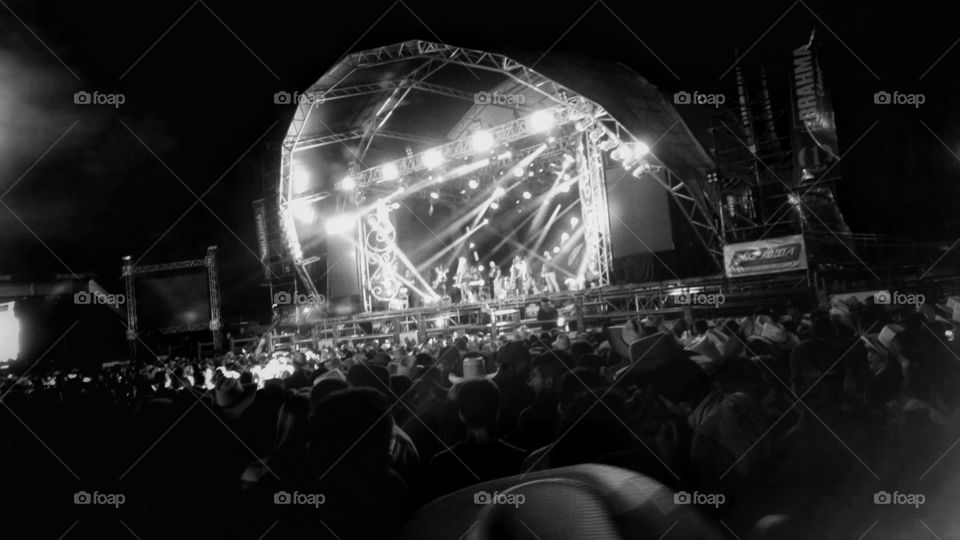 Palco iluminado e público. Show noturno.