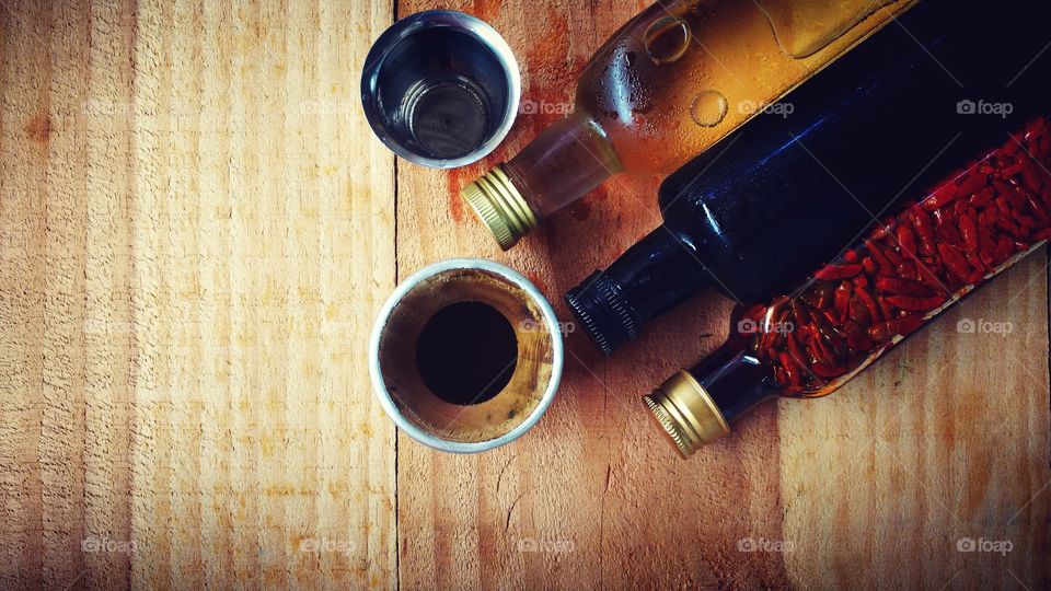 Vinagre, azeite e, pimenta.