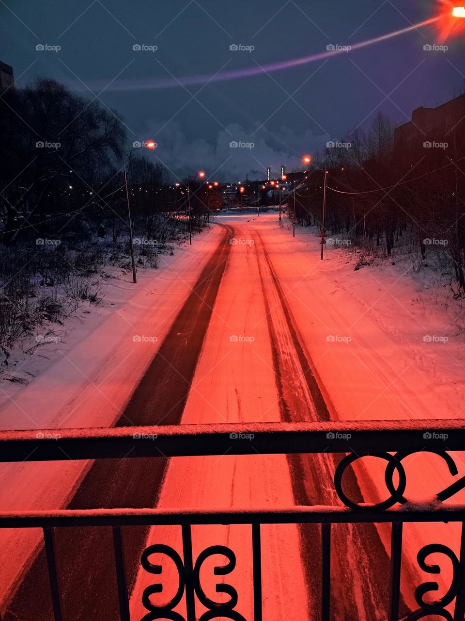 night, lantern light, view from the bridge, road, road under the bridge, winter, snow