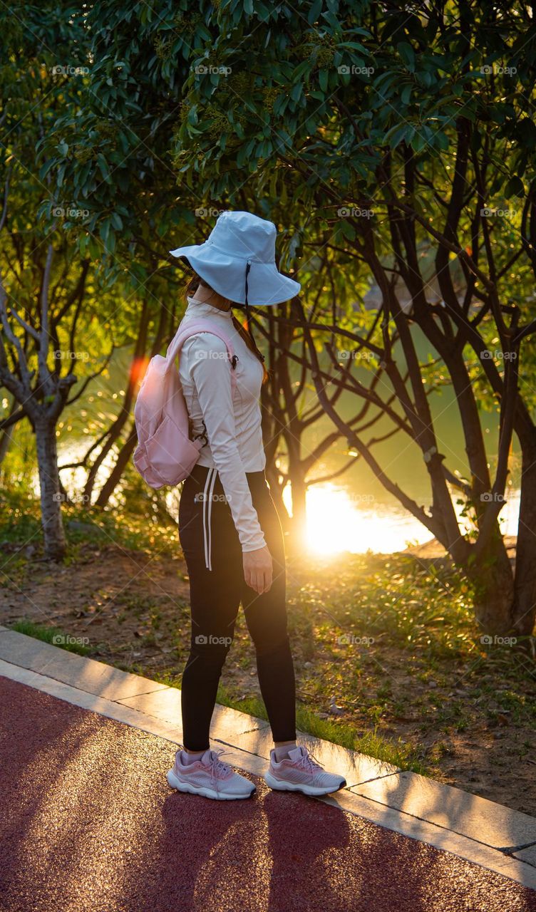 A girl is watching the sunshine in water