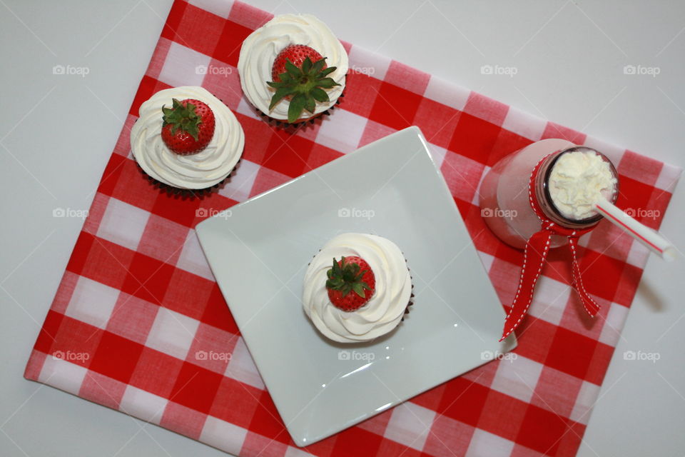 Strawberry cupcakes and smoothie
