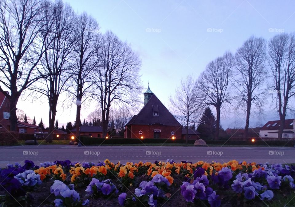 kirche blumen dorf abend Platz