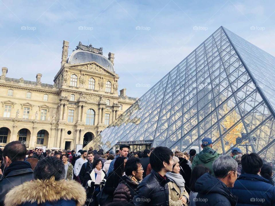 Europe travel shot-Visit the Louvre Museum in France, queuing for an hour outside, walking around for three hours inside.