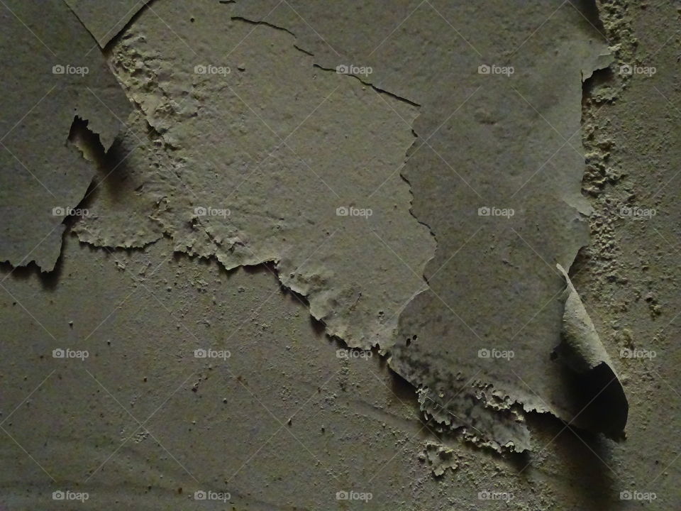 The humidity of the walls has consequences