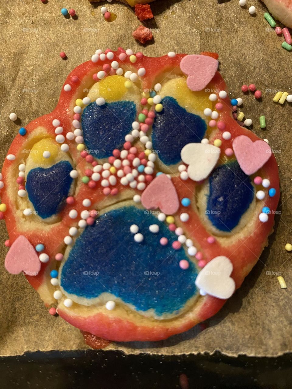 Hundepfote als Weihnachtskeks, bunt dekoriert