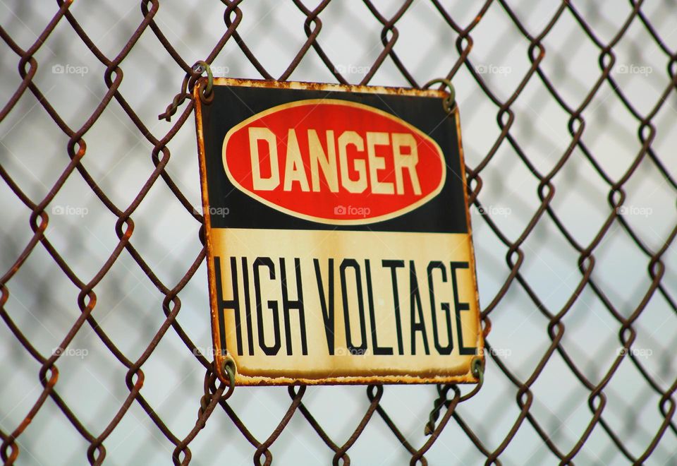 danger,  dont touch the metal!