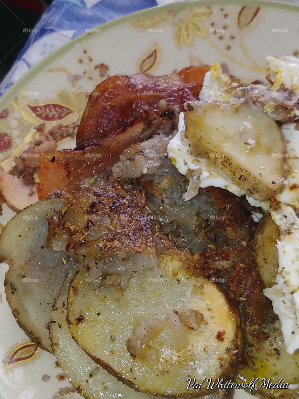 bacon potatos eggs plate food breakfast