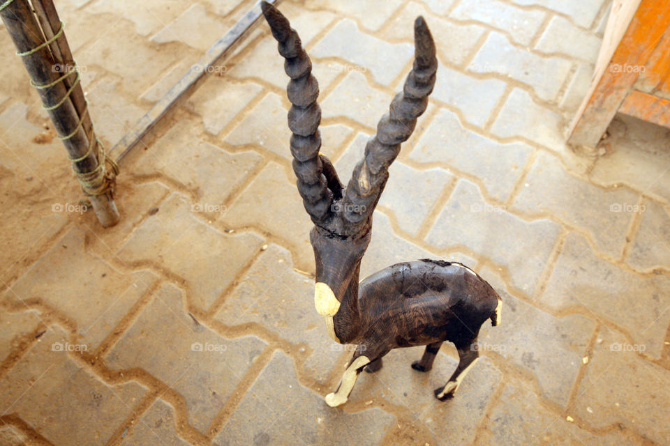 The ebony wood, which is imported from southern Sudan, is considered to be the best wood in the ceramics industry, which has benefited the people of South Sudan and the market of ceramics and handicrafts from the popular markets of tourists in Sudan